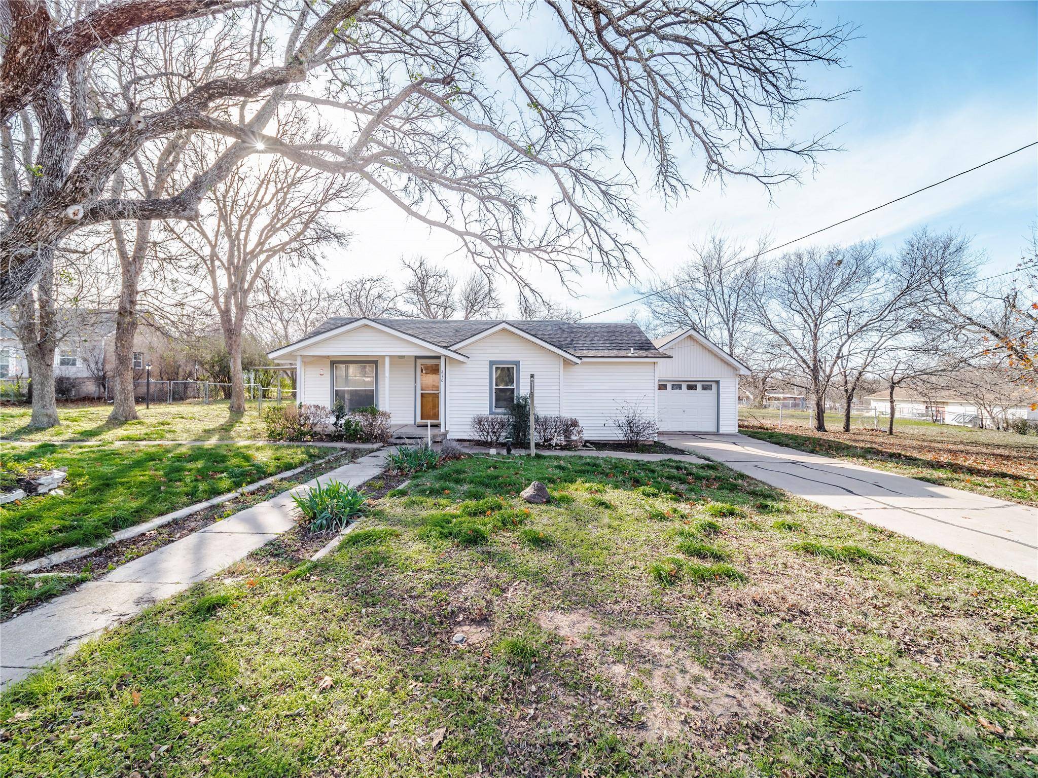 Weatherford, TX 76086,210 E 7th Street