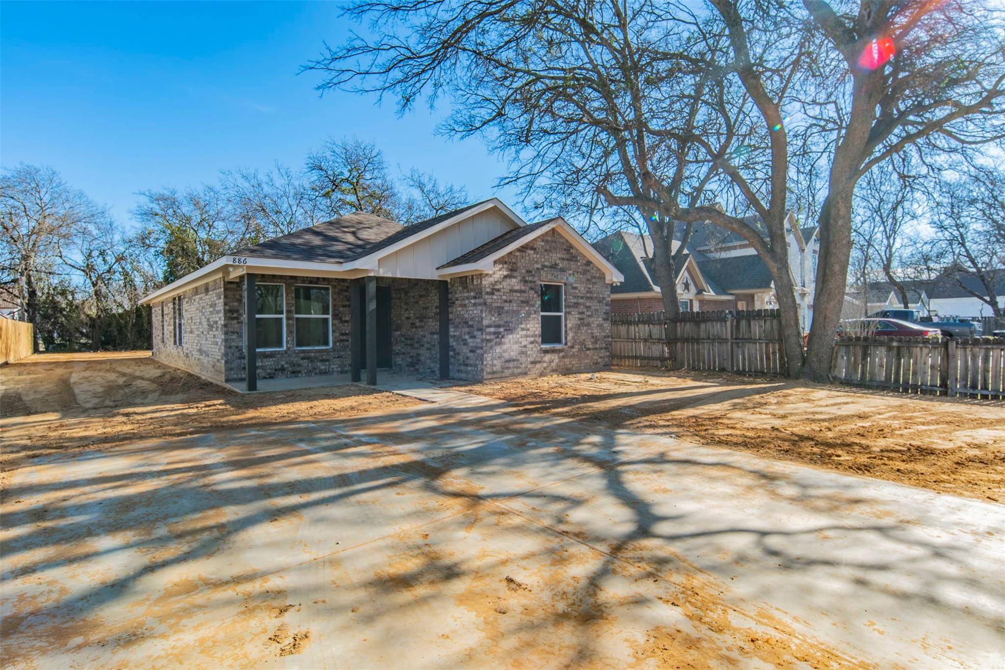 Cleburne, TX 76031,886 Sabine Avenue