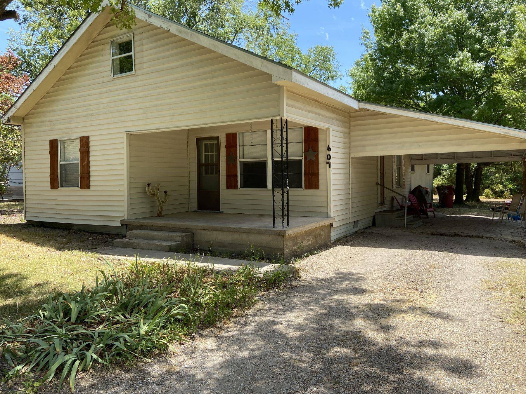 Whitewright, TX 75491,607 W Locust Street