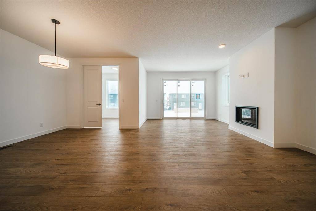 Calgary, AB T2X 4Y4,606 Creekstone CIR