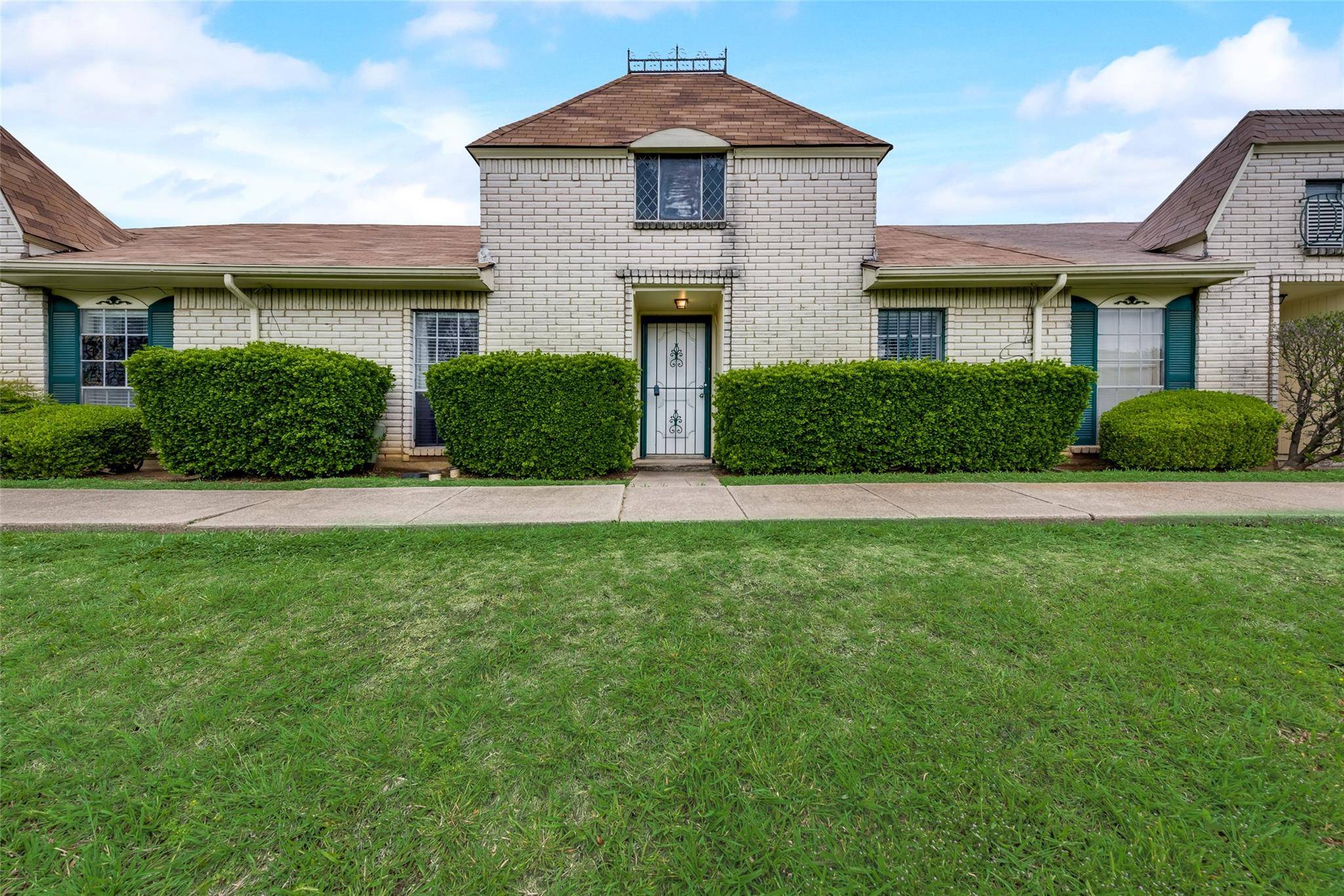 Grand Prairie, TX 75052,10 W Townhouse Lane