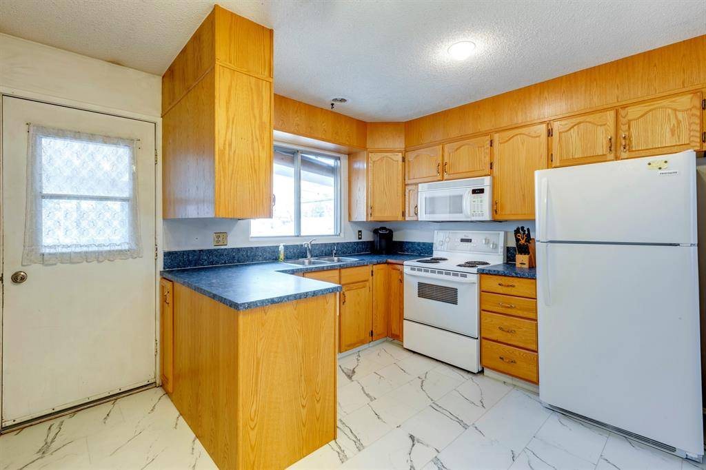 Calgary, AB T1Y 1N9,6115 18 AVE NE