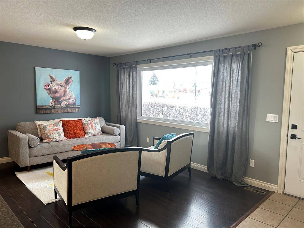 Red Deer, AB T4N 1E7,5889 West Park CRES