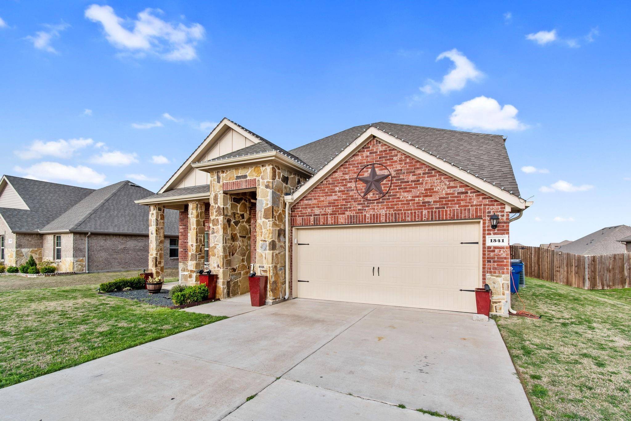 Waxahachie, TX 75165,1541 Meadowlake Drive