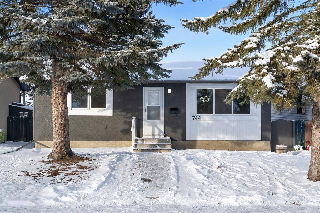 Calgary, AB T1Y 3X1,744 Pinecliff RD NE