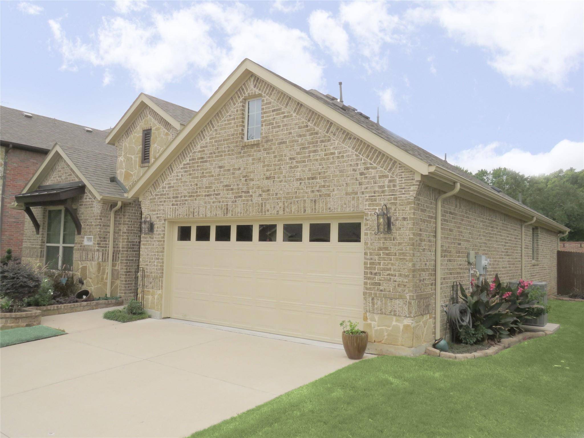 Arlington, TX 76002,9304 Moon River Drive