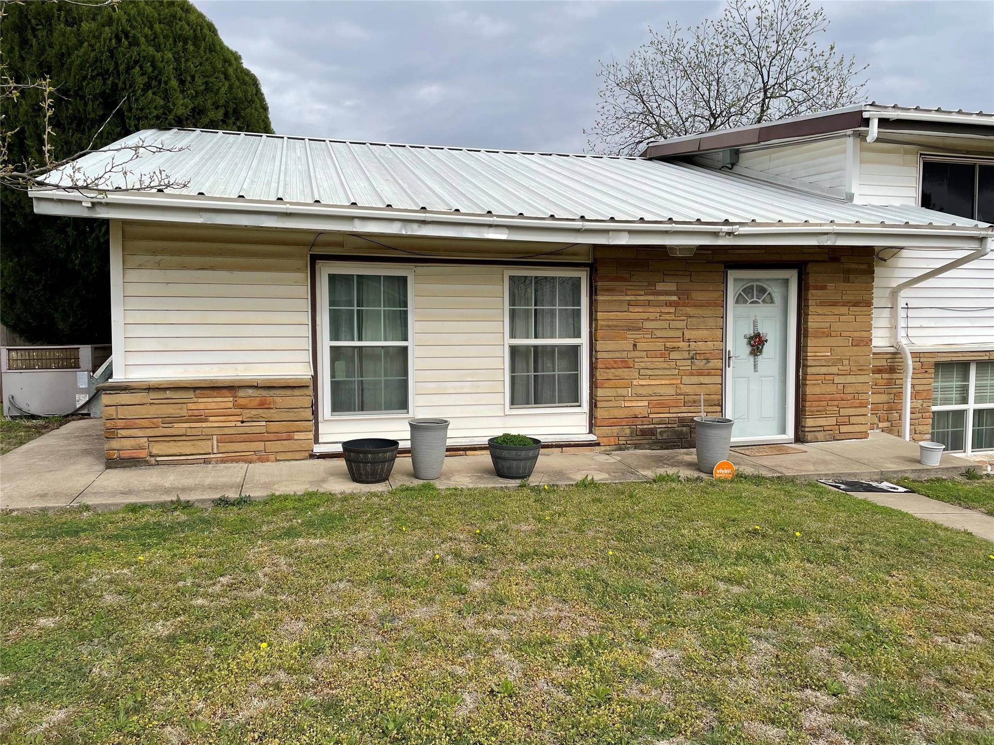 Jacksboro, TX 76458,203 S 7th Street