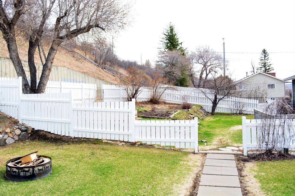 Peace River, AB T8S 1K6,10833 103A ST