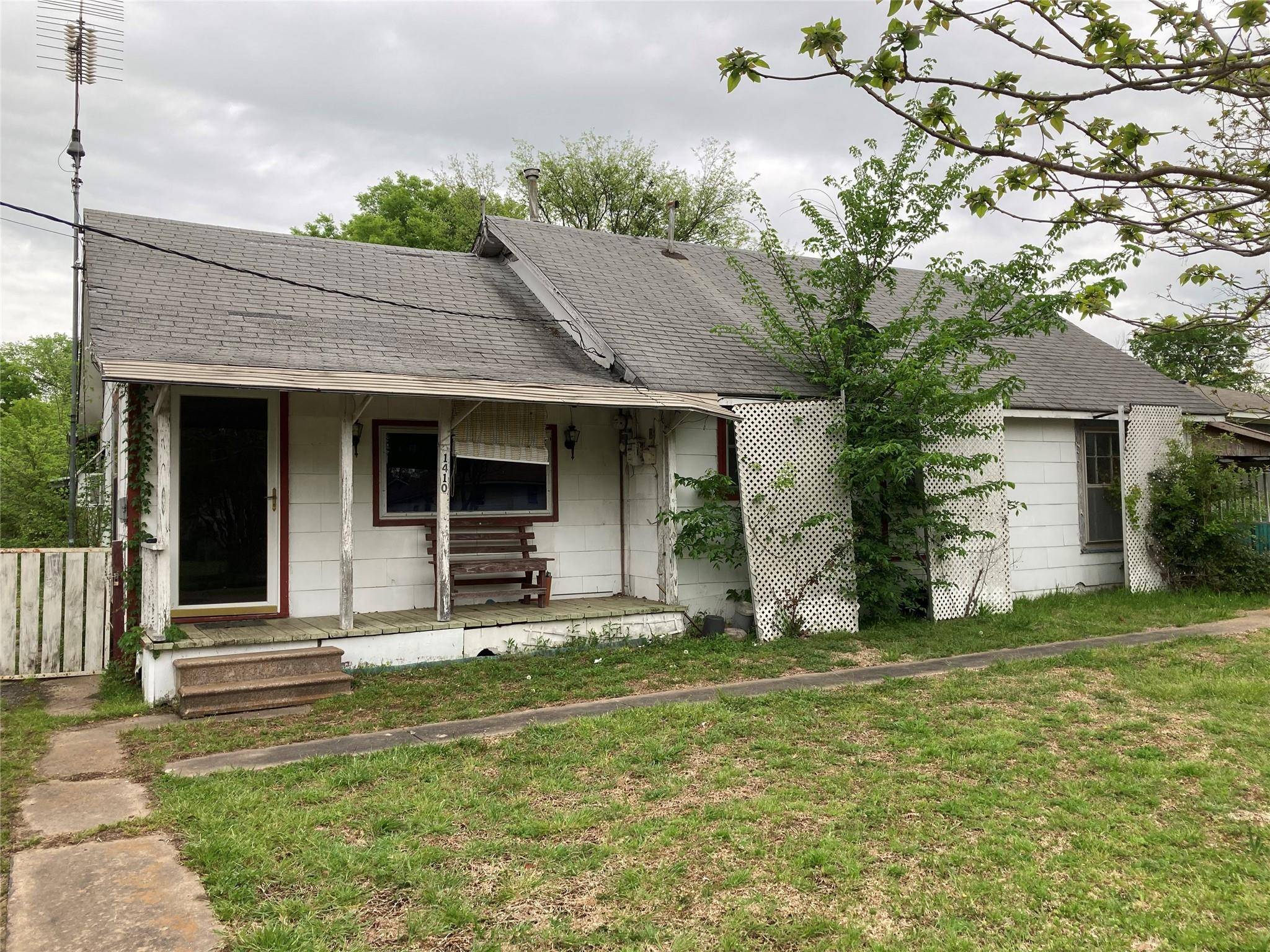 Bonham, TX 75418,1410 Pine Street