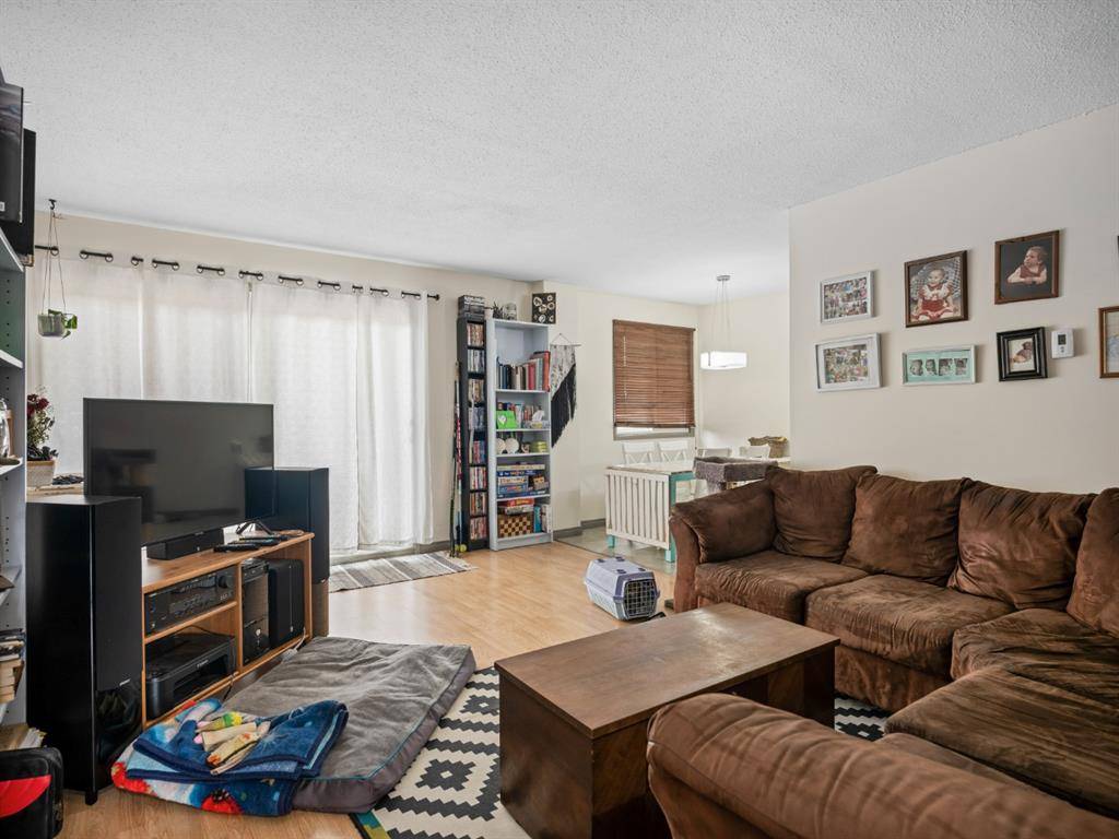 Calgary, AB T3E 0Y4,4411 33 AVE SW