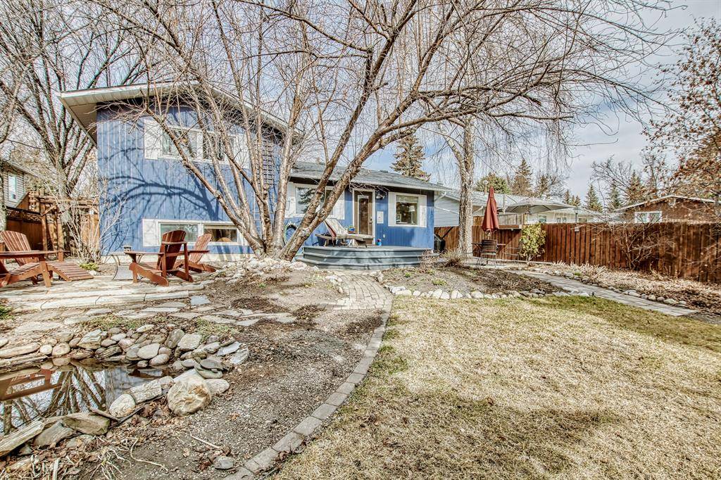 Calgary, AB T2V 3X4,218 Oakhill PL SW