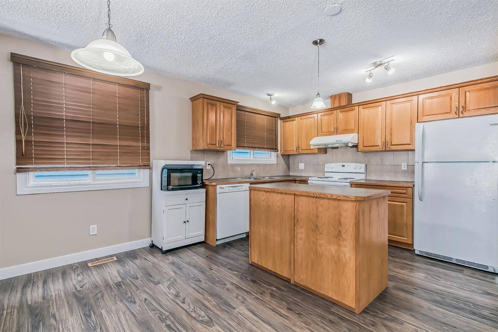 Calgary, AB T1Y4R6,115 Pinemill Mews NE