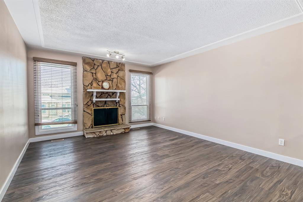 Calgary, AB T1Y4R6,115 Pinemill Mews NE