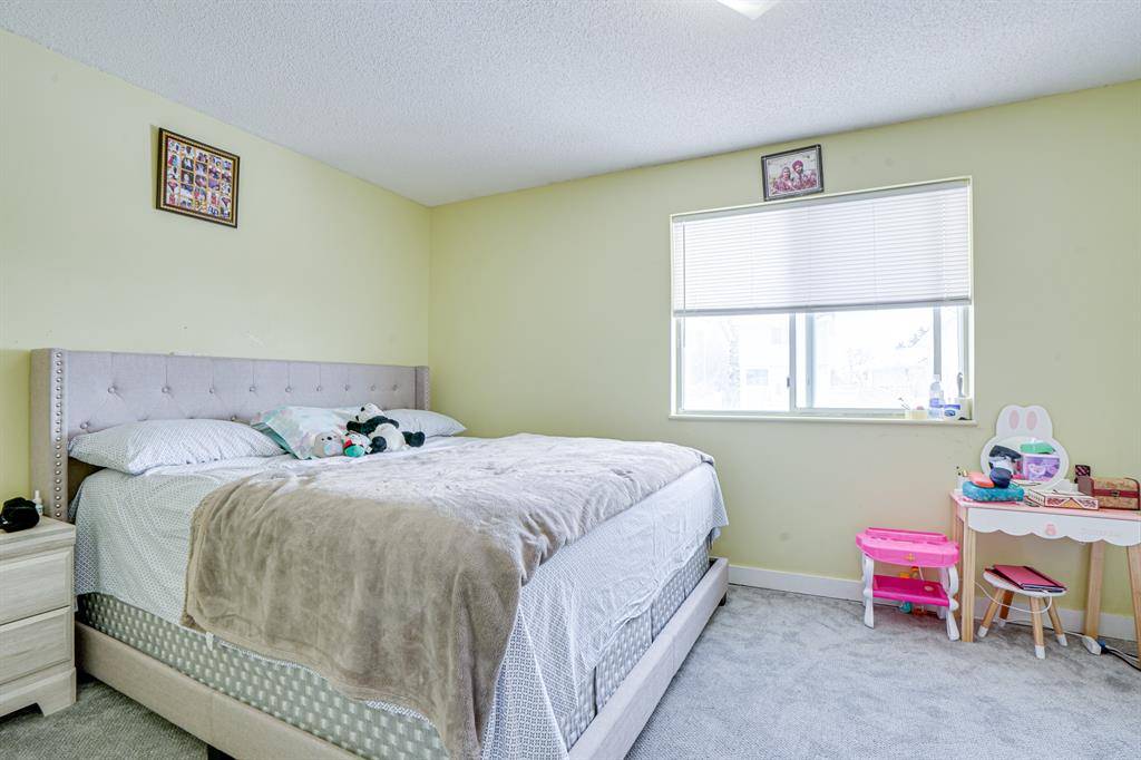 Calgary, AB T3J3G5,138 Martindale DR NE