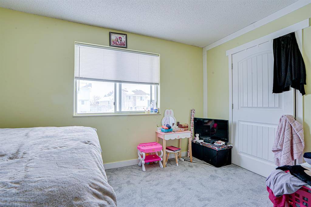 Calgary, AB T3J3G5,138 Martindale DR NE