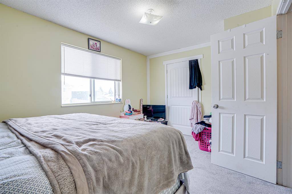 Calgary, AB T3J3G5,138 Martindale DR NE