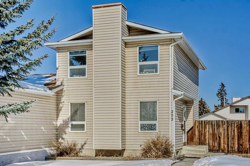 Calgary, AB T2J 6j9,252 Deerview CT SE