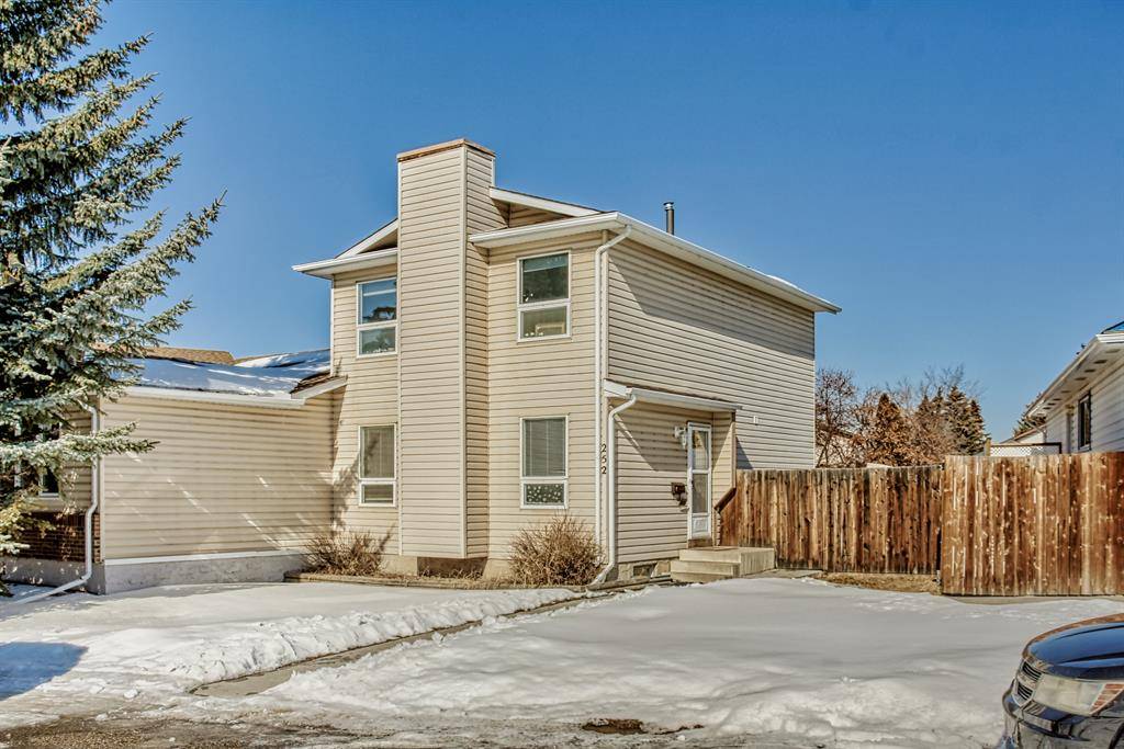 Calgary, AB T2J 6j9,252 Deerview CT SE