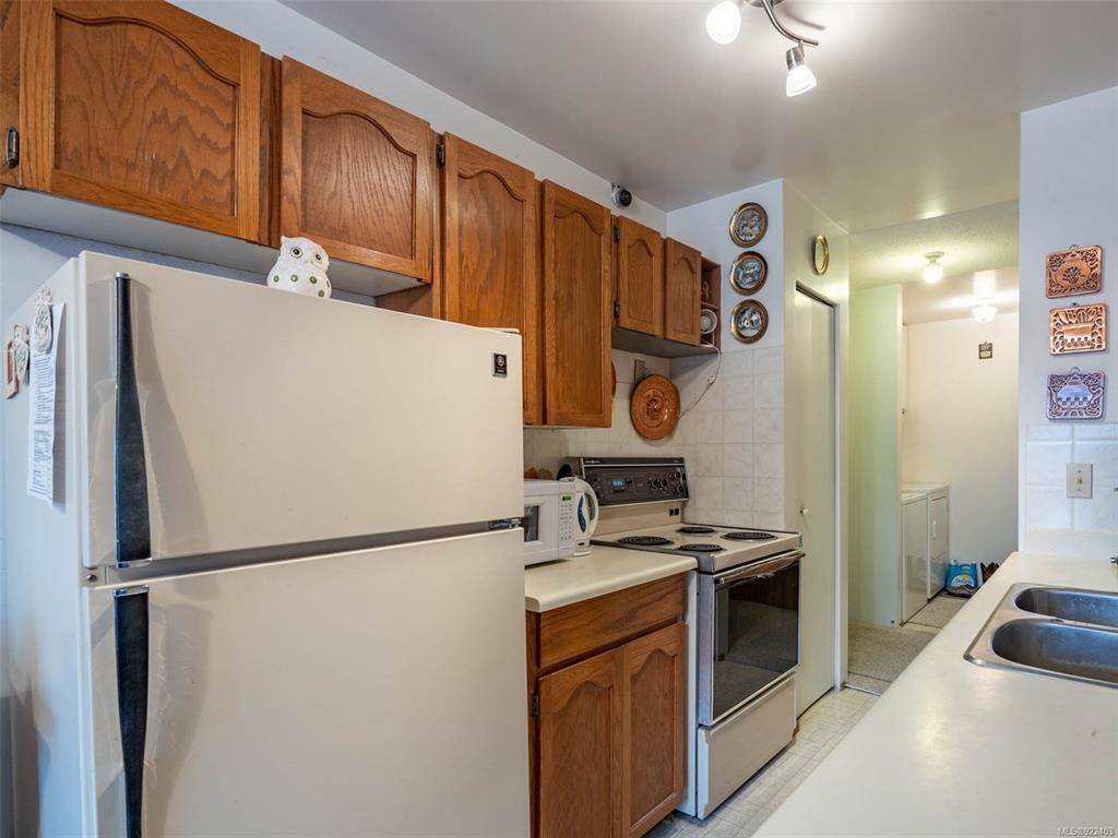 Sidney, BC V8L 1Z7,2360 James White Blvd #304