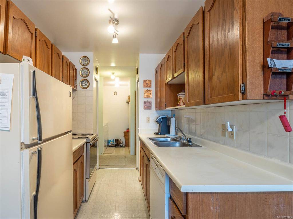 Sidney, BC V8L 1Z7,2360 James White Blvd #304