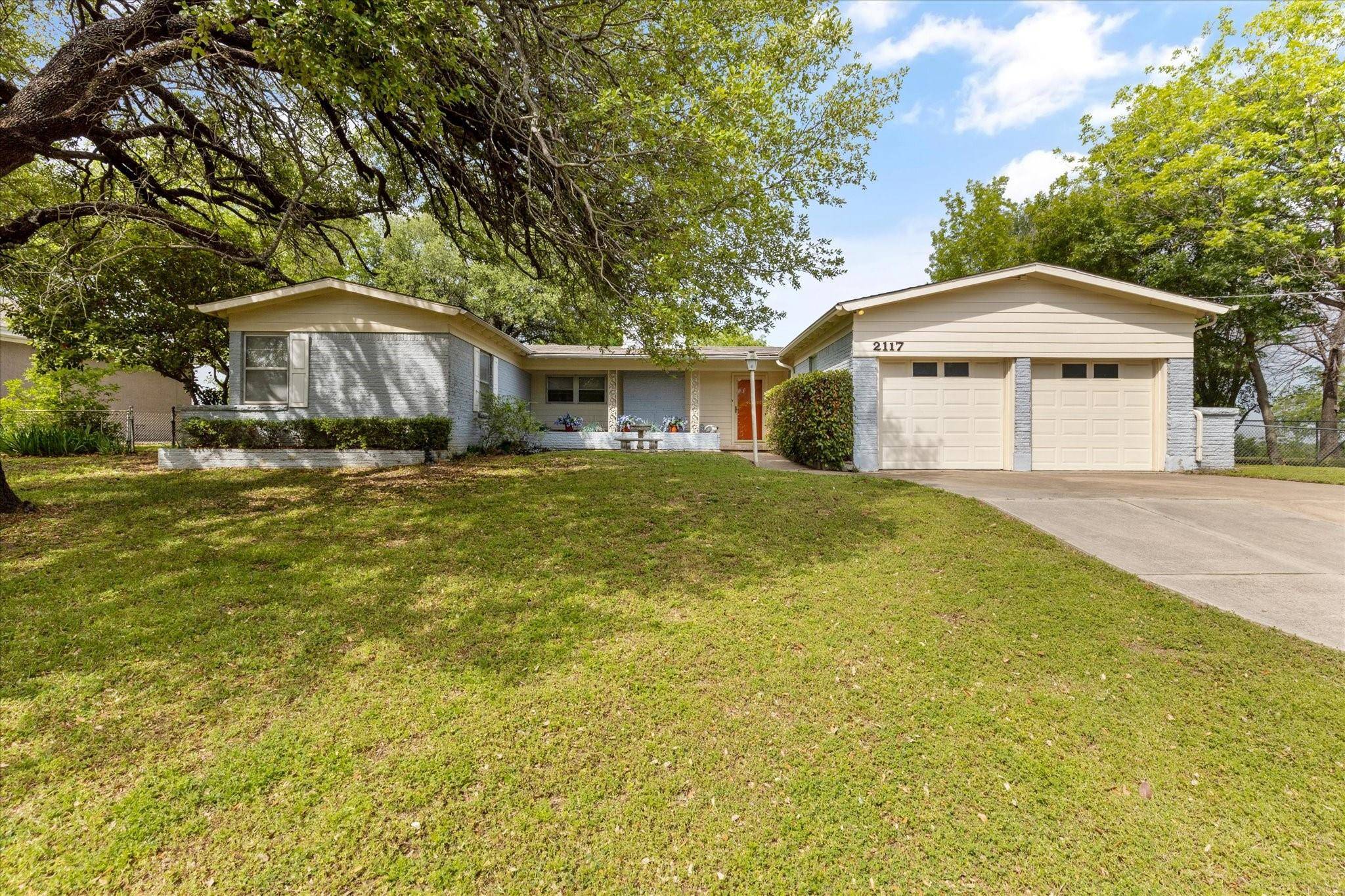 River Oaks, TX 76114,2117 Sansom Circle