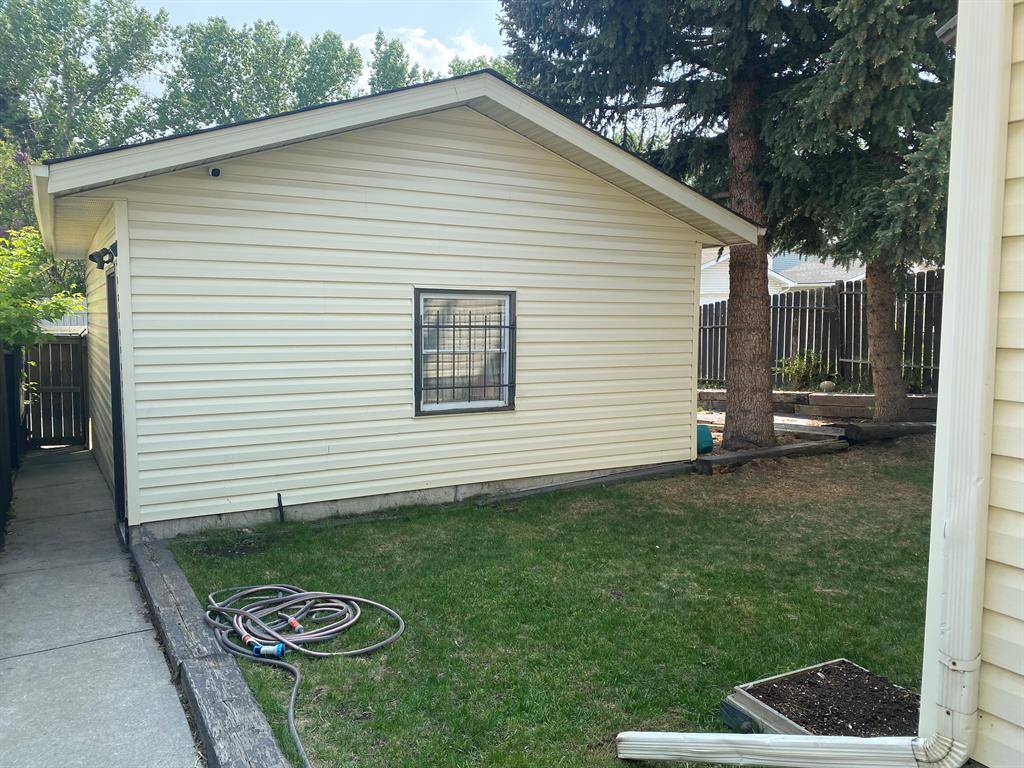 Calgary, AB T1Y 4C1,5811 Templehill RD NE