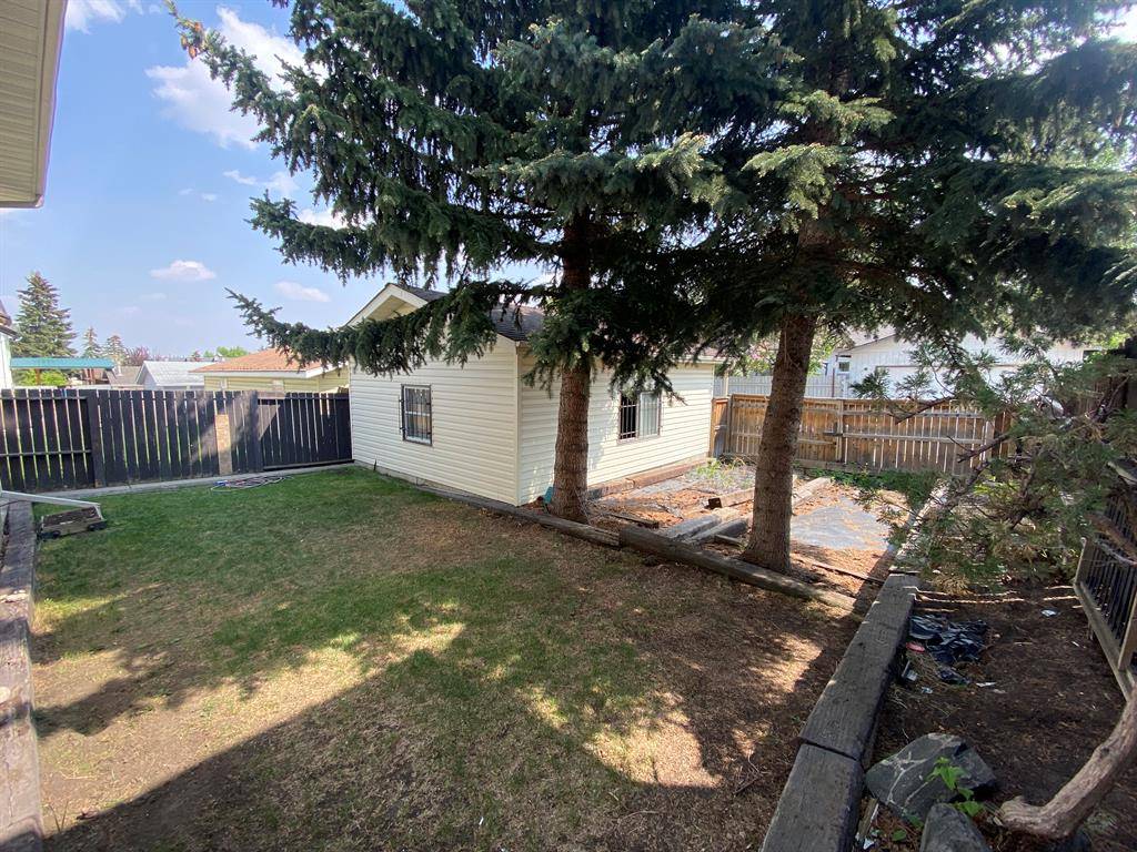 Calgary, AB T1Y 4C1,5811 Templehill RD NE