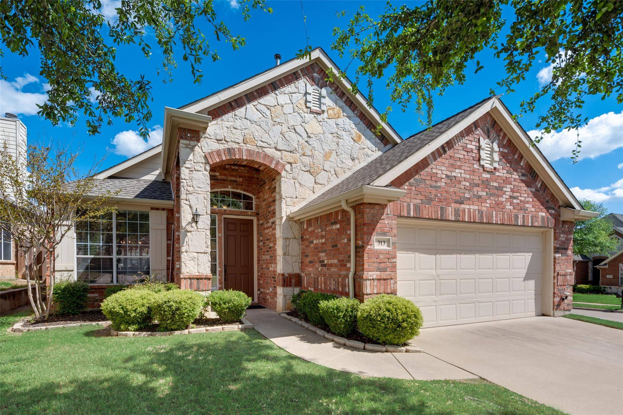 Euless, TX 76039,313 Park Crest Avenue