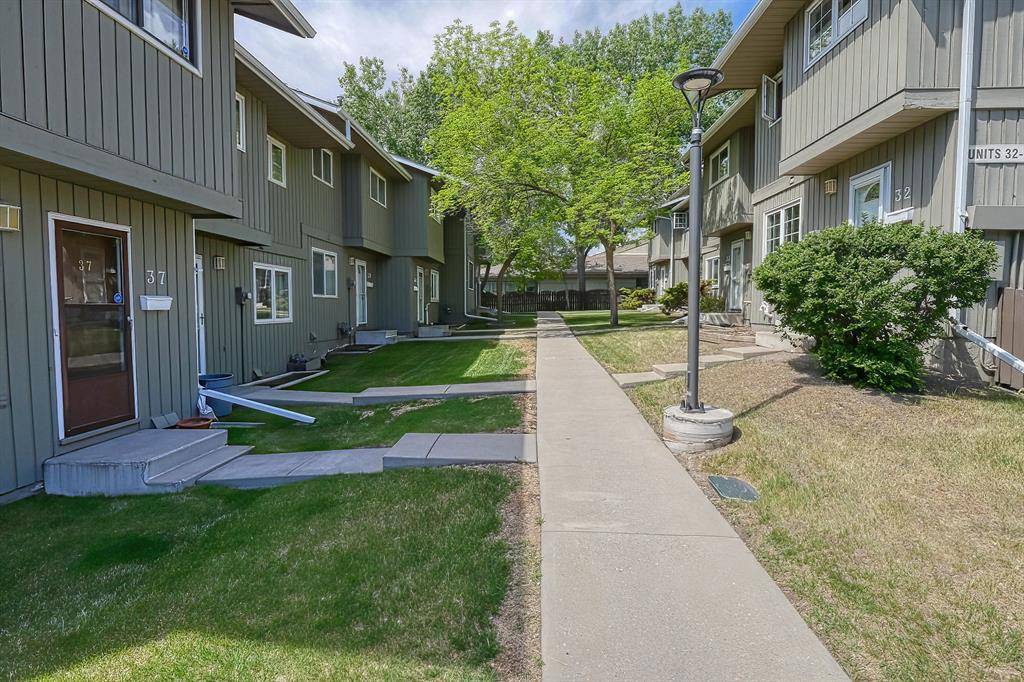 Calgary, AB T3G 1P2,6503 Ranchview DR NW #32