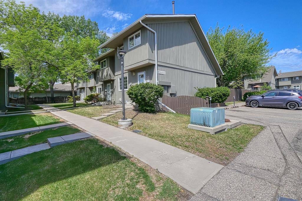 Calgary, AB T3G 1P2,6503 Ranchview DR NW #32