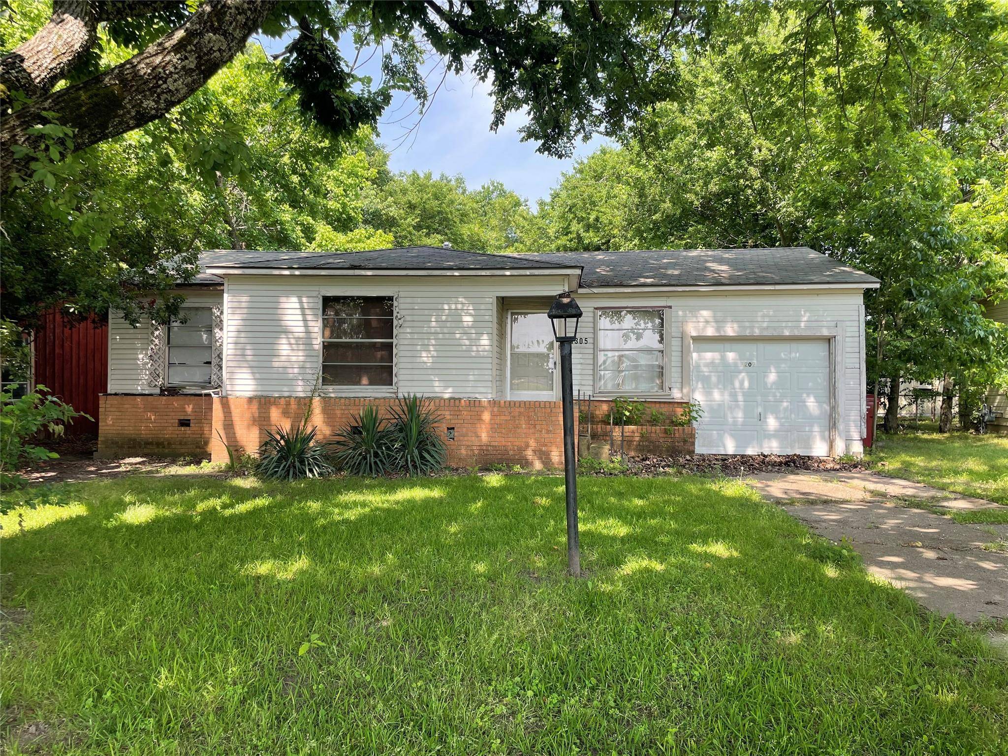 Bonham, TX 75418,1305 Lynn Street