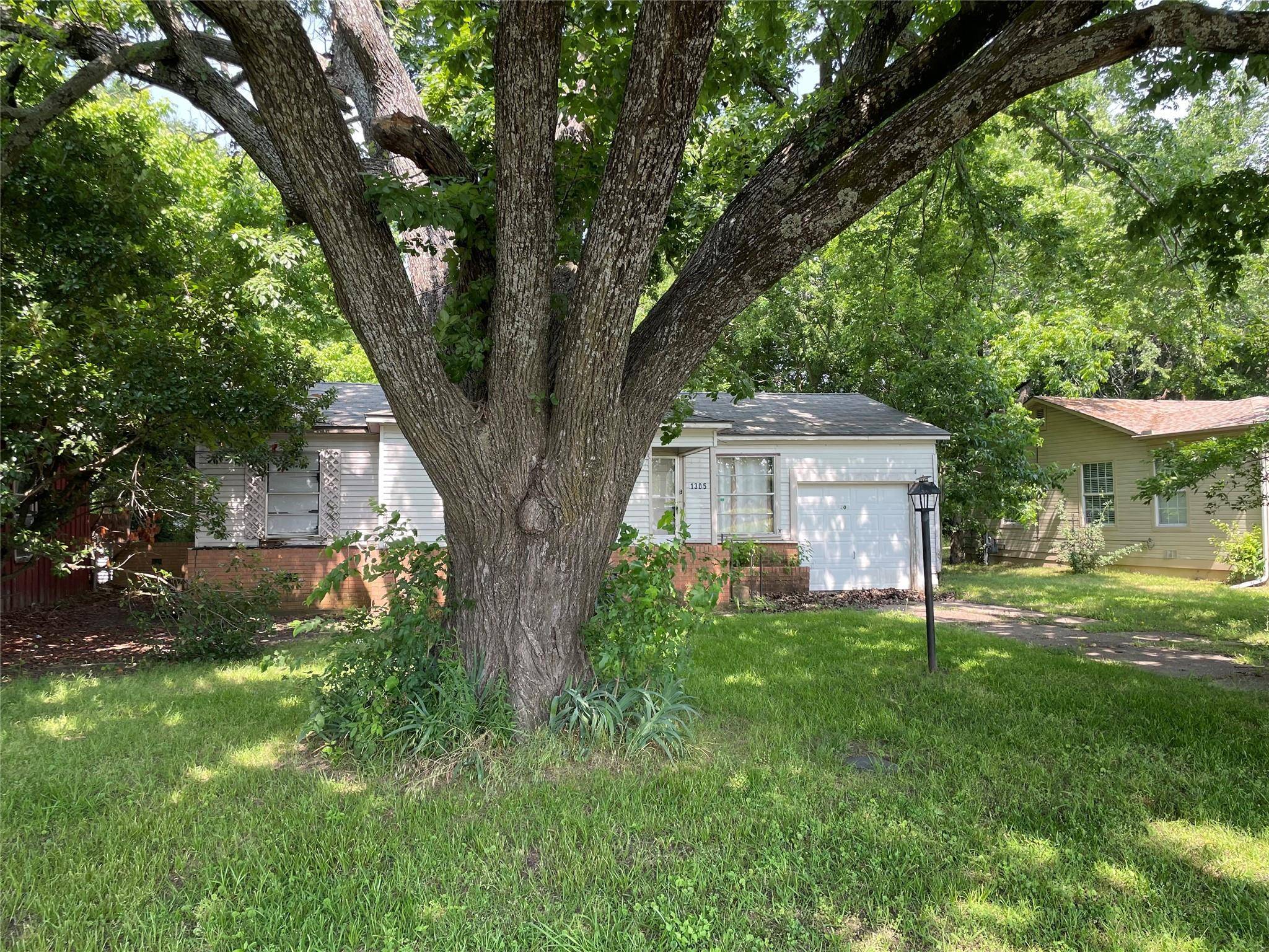 Bonham, TX 75418,1305 Lynn Street