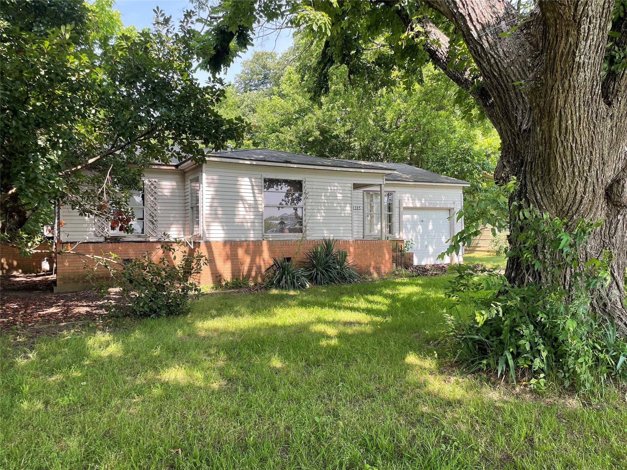 Bonham, TX 75418,1305 Lynn Street