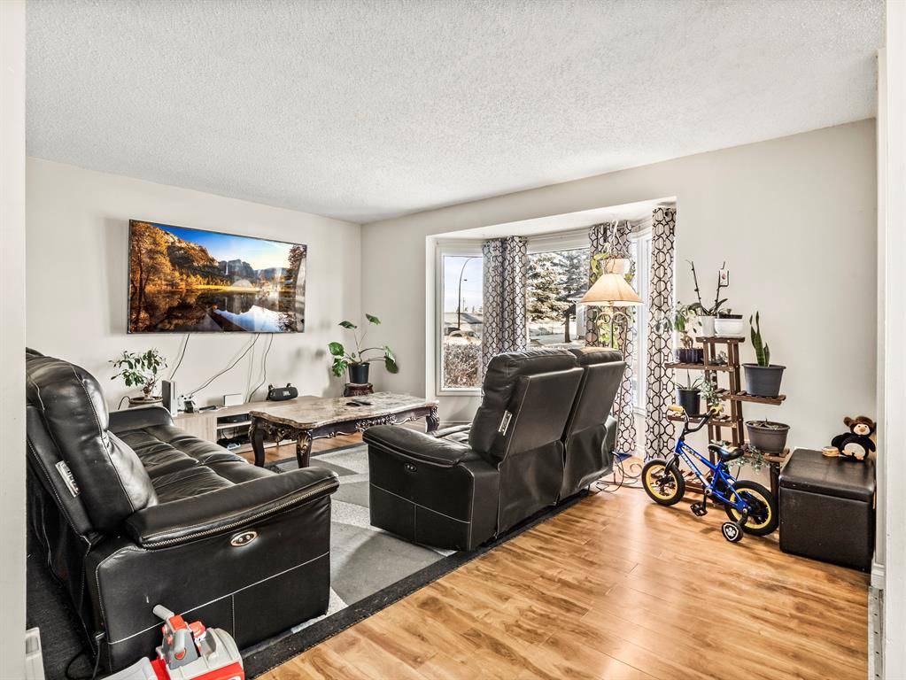 Calgary, AB T1Y 6C8,19 Whitlow CRES NE