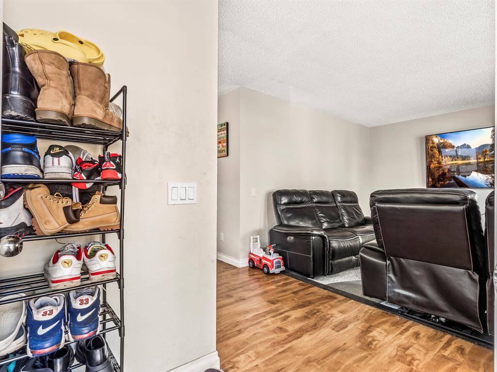 Calgary, AB T1Y 6C8,19 Whitlow CRES NE