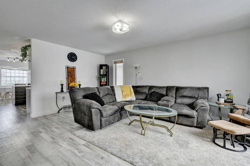 Grande Prairie, AB T8X 1K4,9106 111 AVE