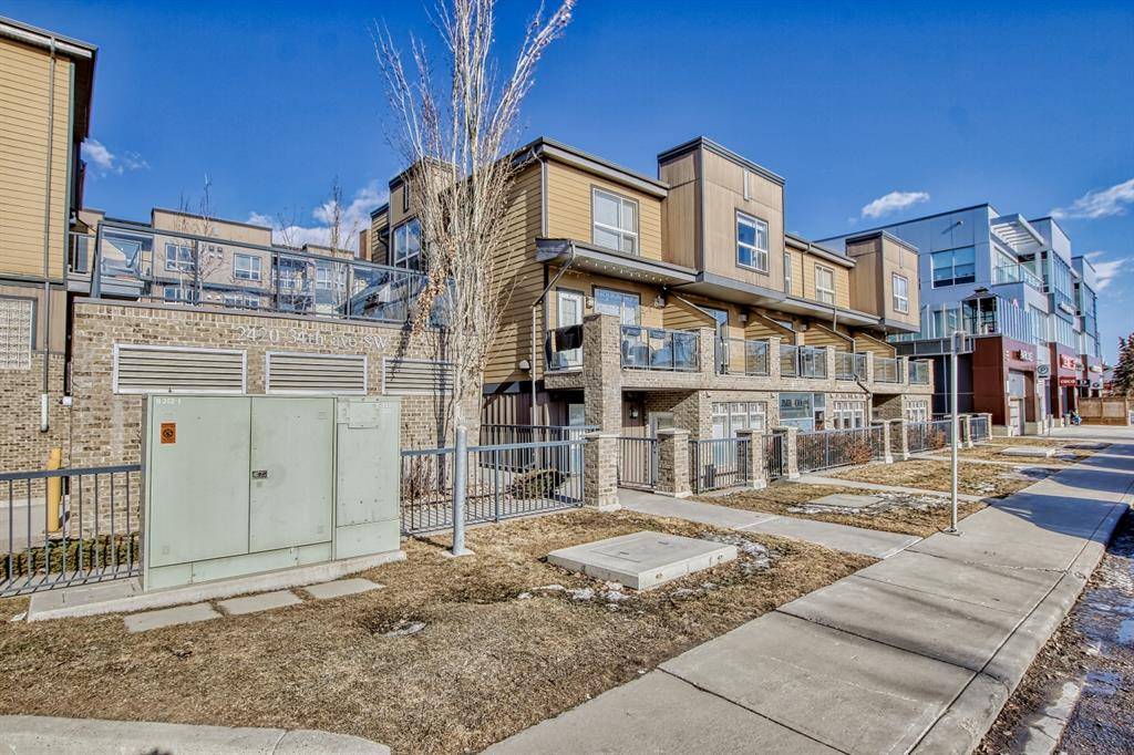 Calgary, AB T2T2C8,2420 34 AVE SW #204