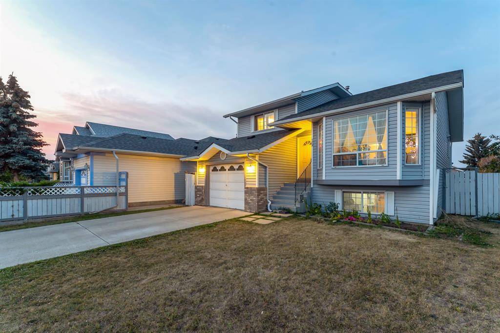 Calgary, AB T3J 3H2,139 Martinwood CT NE