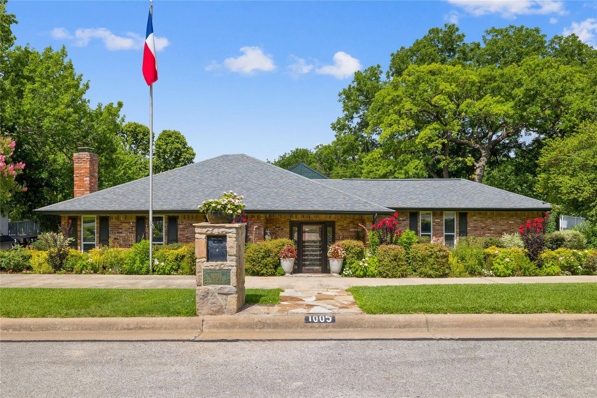 Bedford, TX 76022,1005 Edgecliff Drive