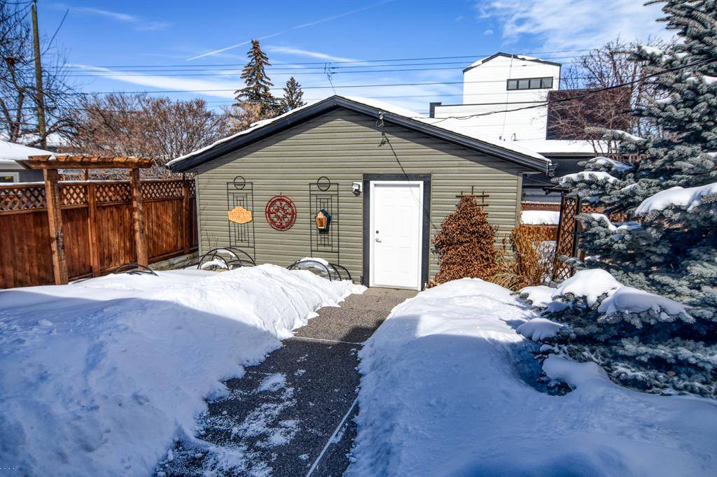 Calgary, AB T2T 1N9,2404 29 AVE SW