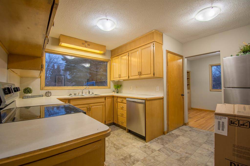 Red Deer, AB T4N 2W9,3915 40A AVE