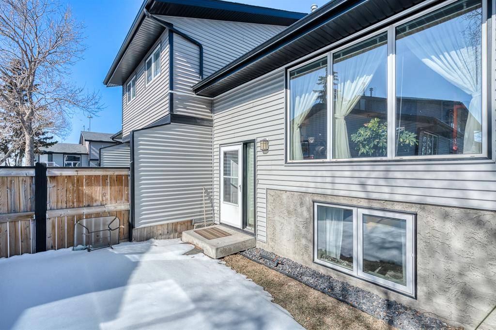 Airdrie, AB T4A 1L8,51 Big Hill WAY SE #27