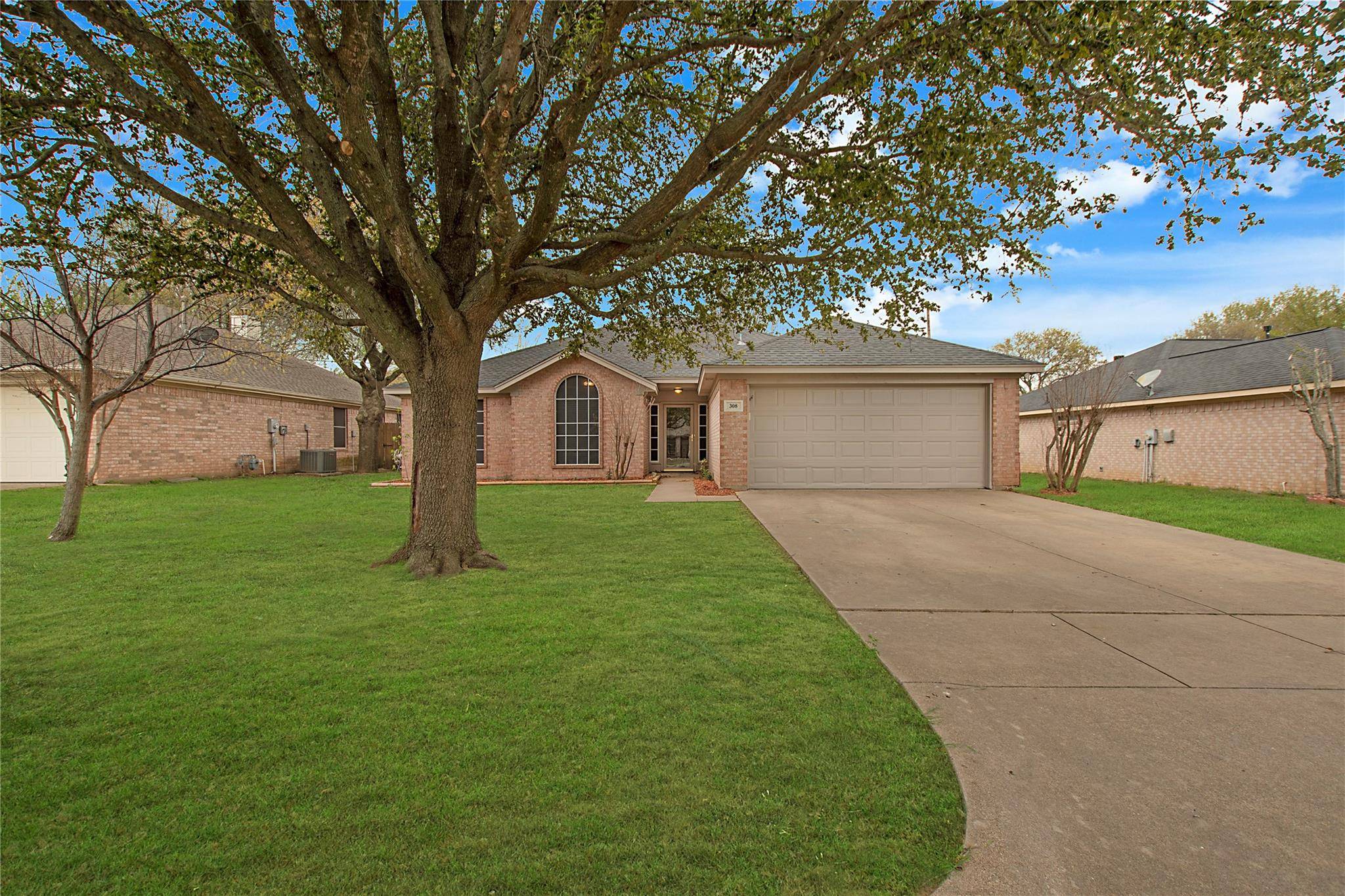 Joshua, TX 76058,308 Comanche Walk