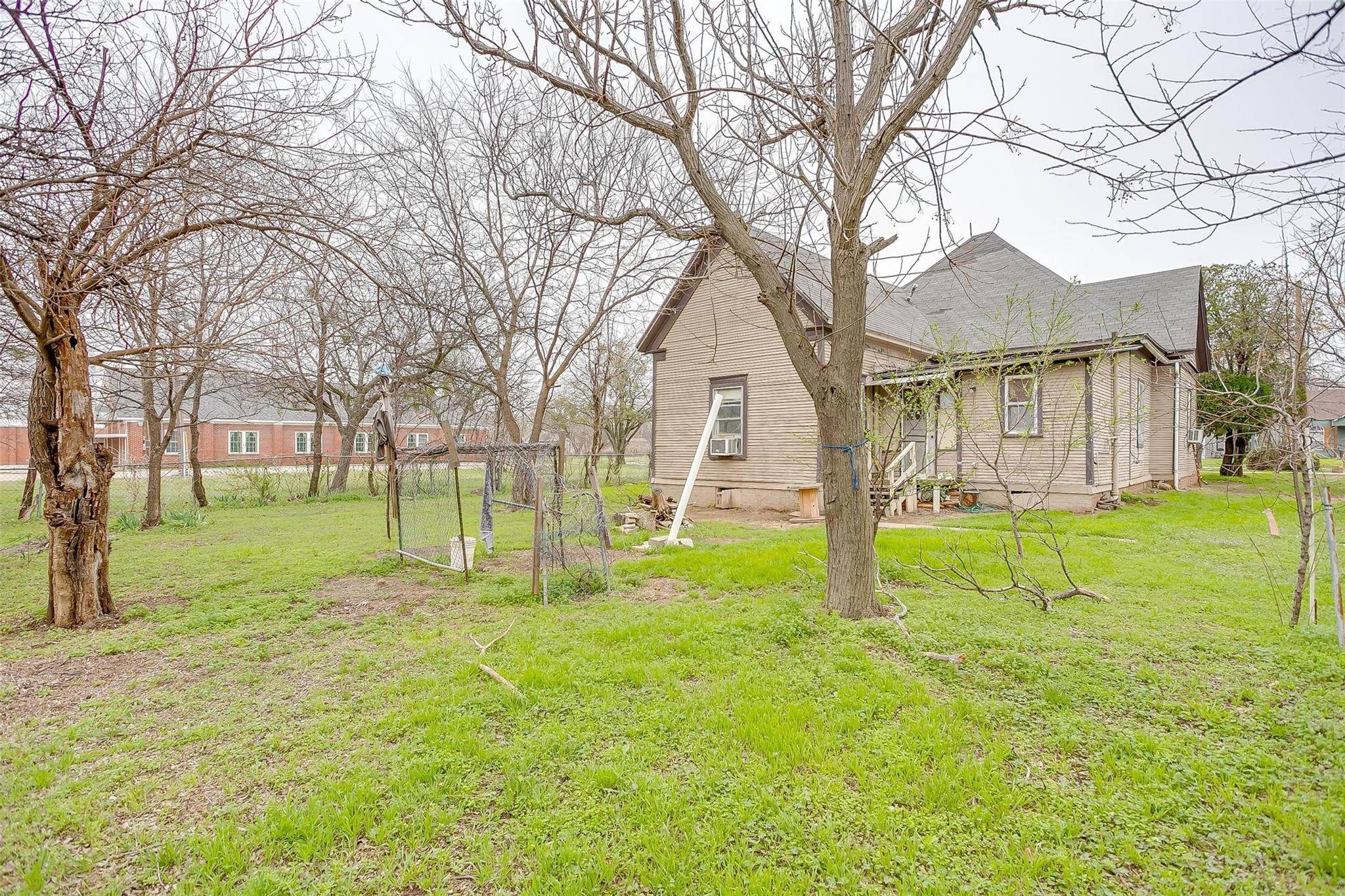 Mineral Wells, TX 76067,913 4th Avenue