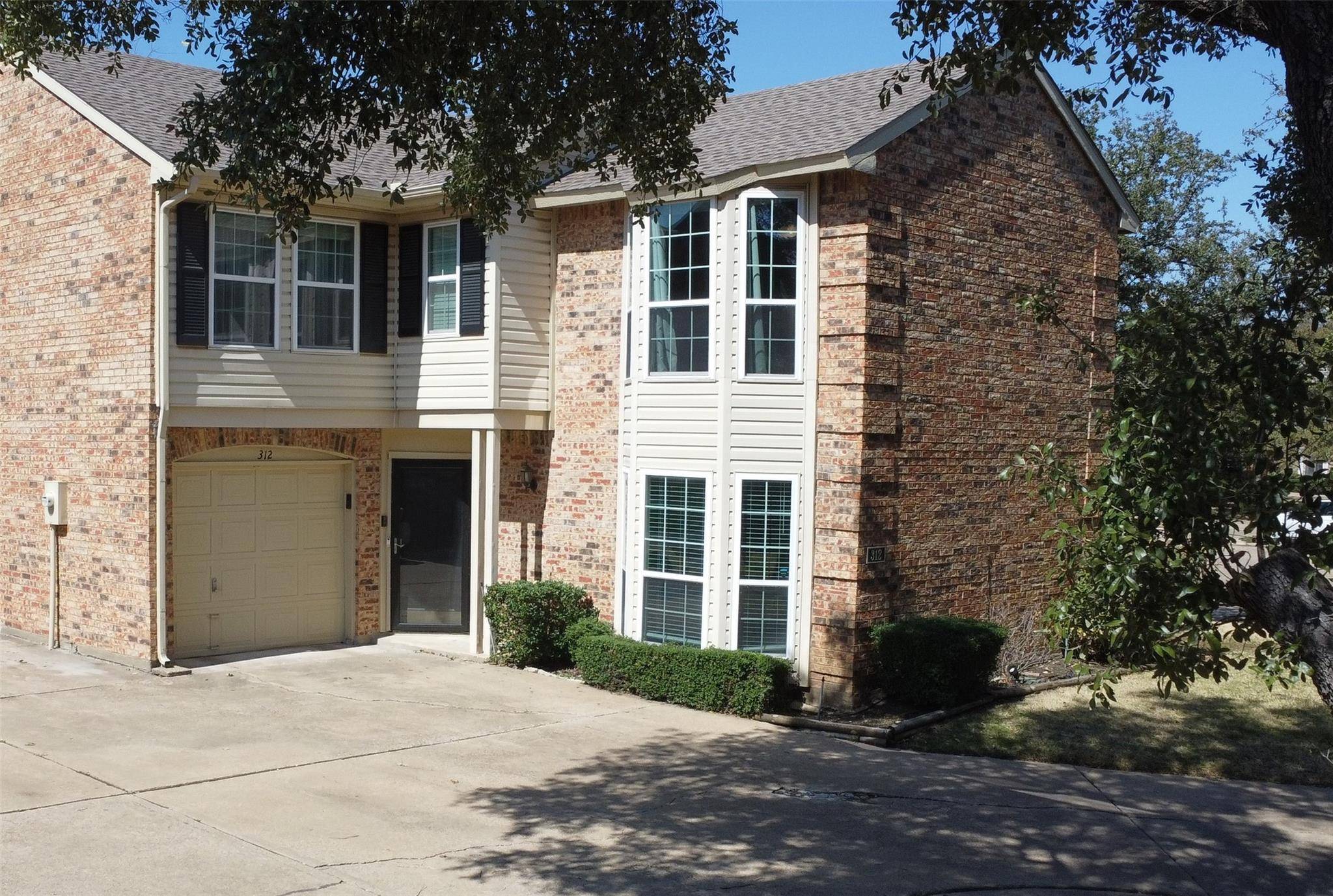 Irving, TX 75063,312 Stoneledge