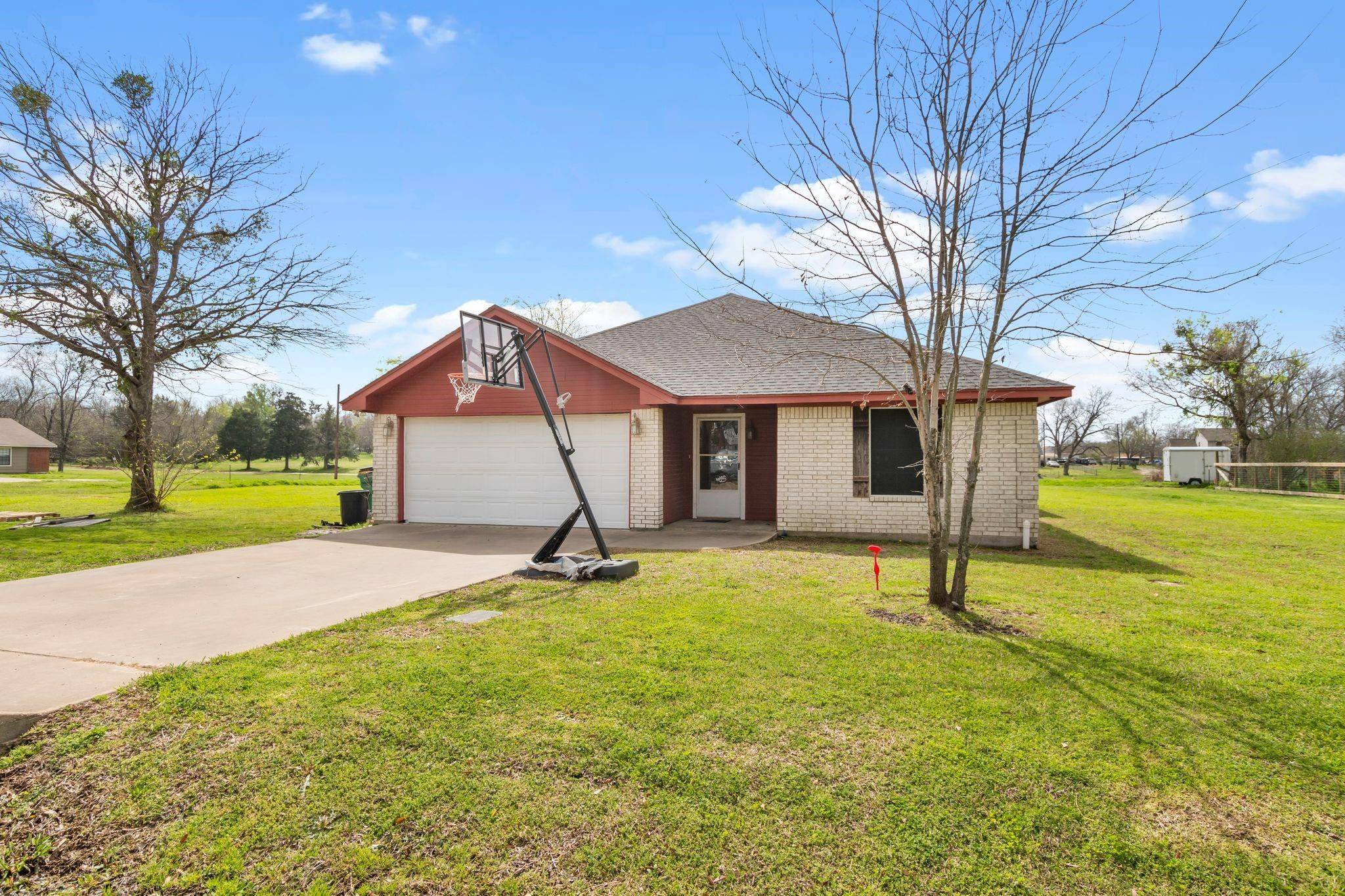 Mabank, TX 75147,214 E Woodland St