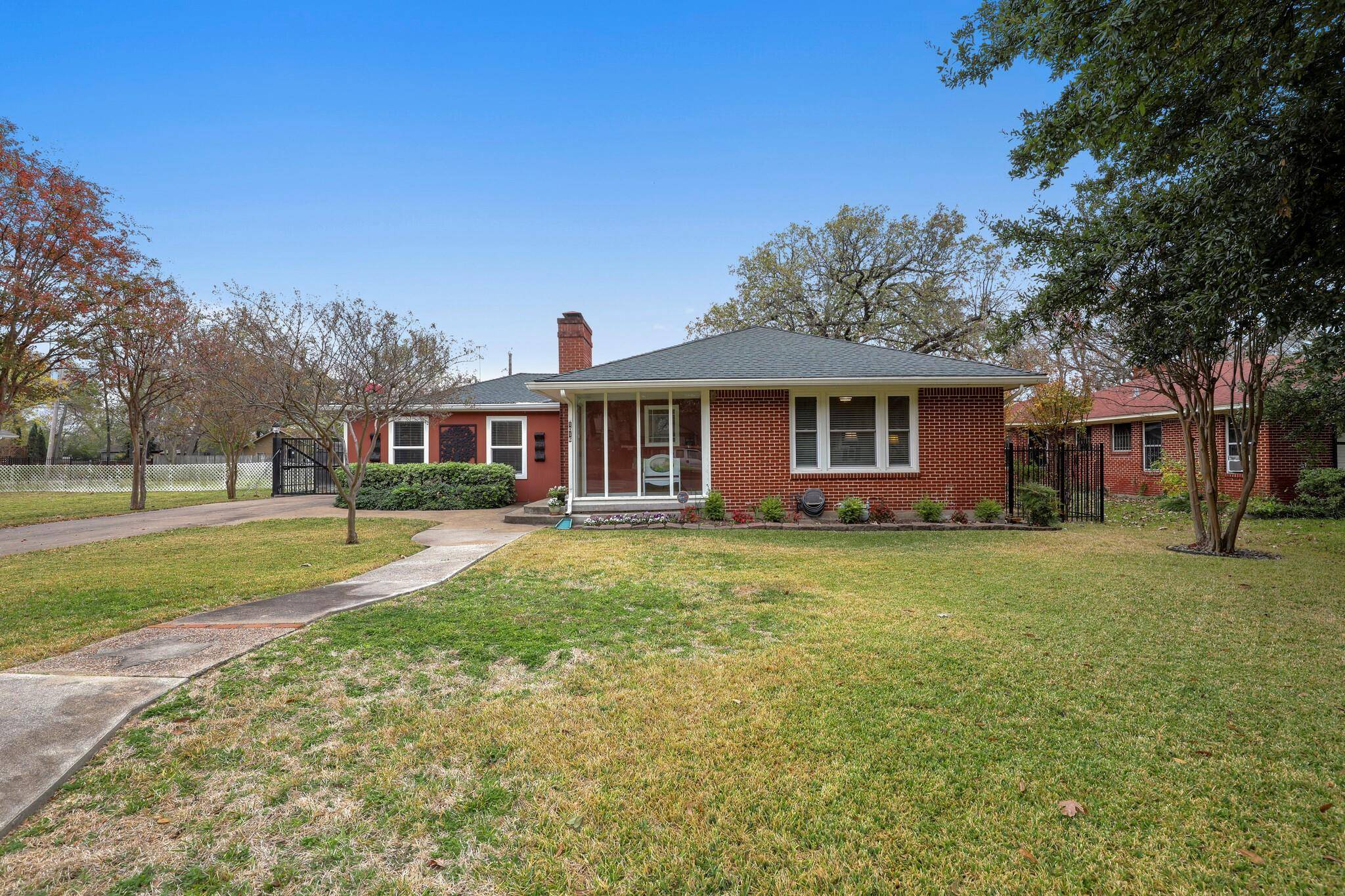 Garland, TX 75040,1016 W Avenue F