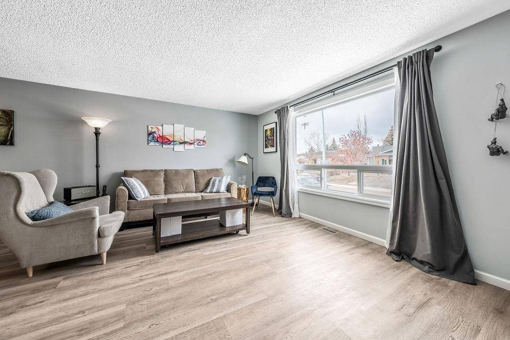 Calgary, AB T2J 6L7,31 Deerfield CIR SE