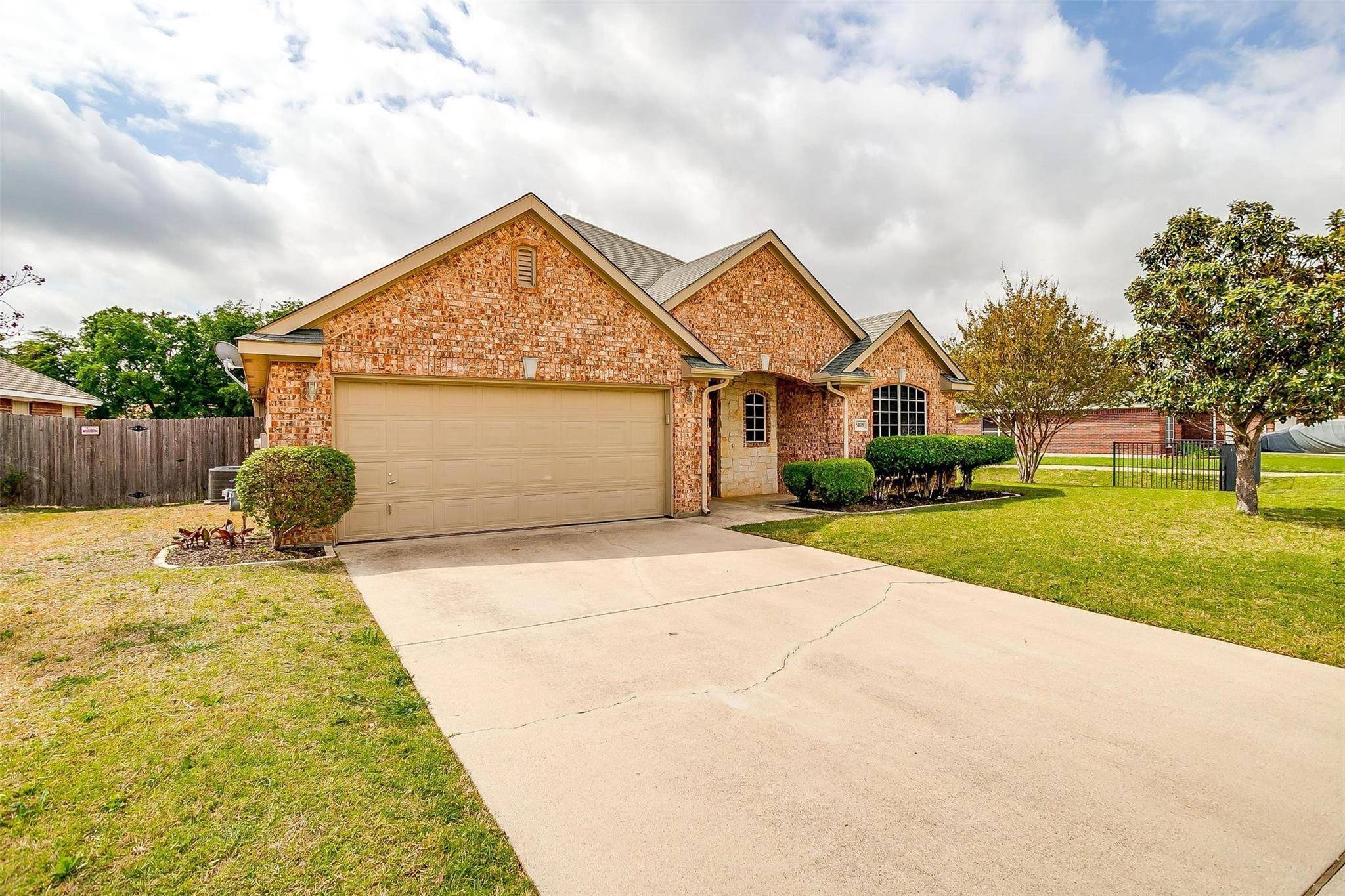 Haltom City, TX 76137,5108 Roundtree Court