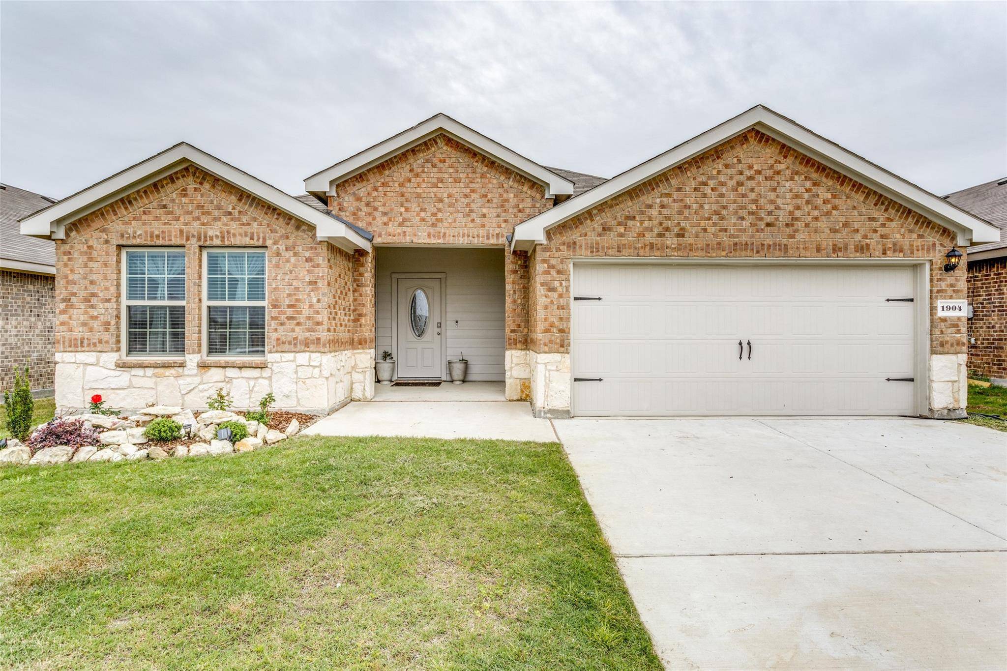 Lancaster, TX 75146,1904 willow creek Road